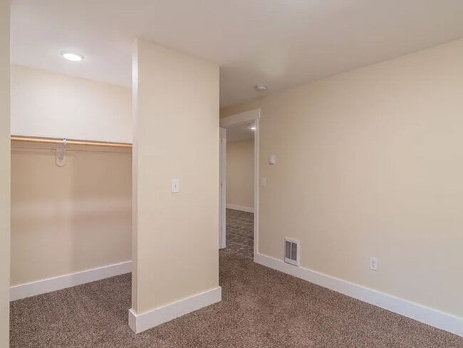 Building Photo - 4 Bed, 2 Bath Duplex Next to EWU!