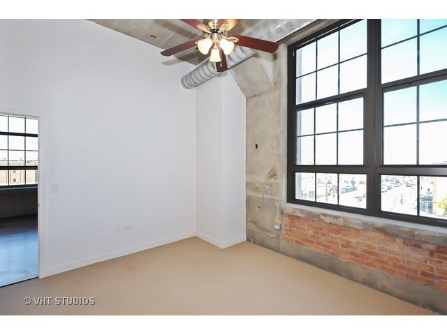 Building Photo - 3963 W Belmont Ave