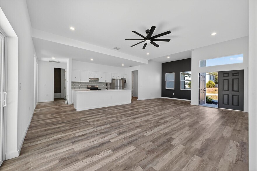 Building Photo - 127 NW 12th Pl