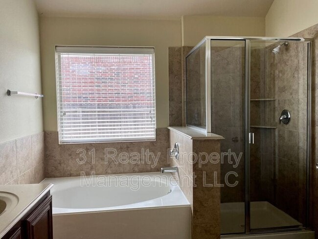 Building Photo - 605 Knollwood Trail Ct