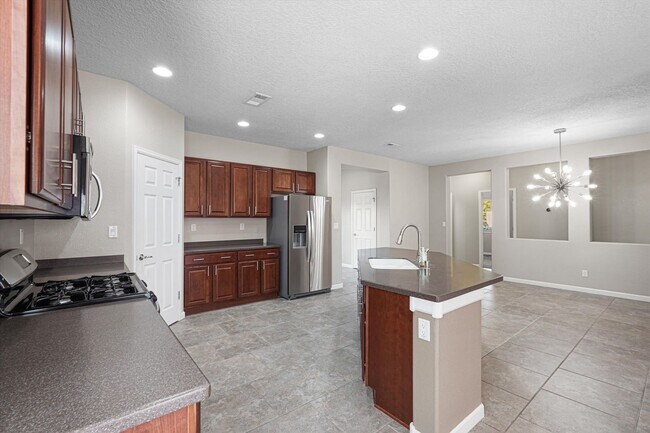 Building Photo - 224 Valle Alto Dr NE