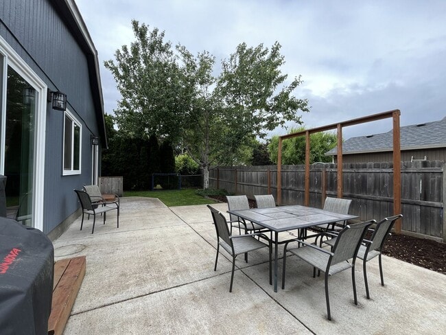 Building Photo - Charming Home Near Nike Campus with Vaulted Ceilings & Updated Kitchen