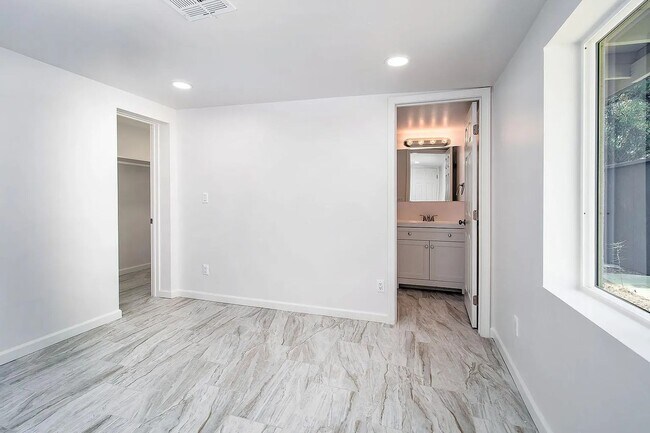 Building Photo - 1017 E West Cir Dr