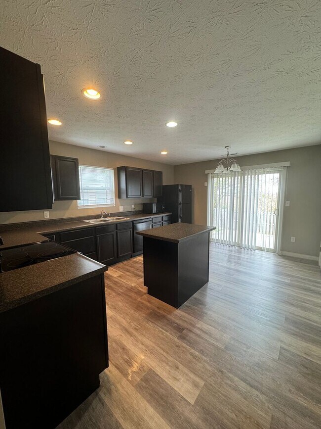 Building Photo - Spacious 3 Bedroom home!