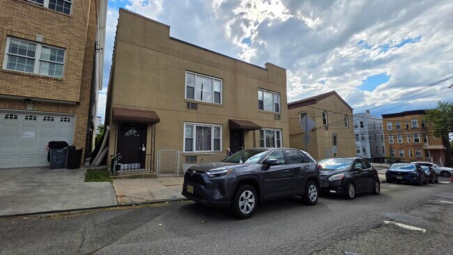 Building Photo - 139 Poplar St