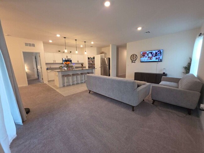 Building Photo - 2024 Like new gorgeous 4 bedroom/2 bath home close to historic Sanford
