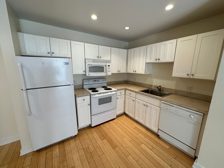 Building Photo - 5 Boylston Pl