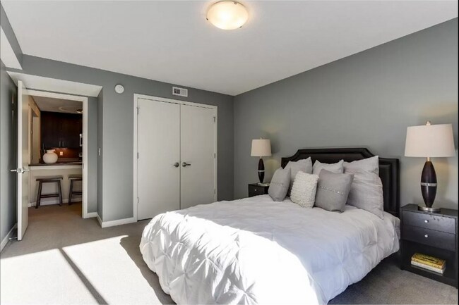 Building Photo - 1Bd/1Ba with Heated Parking, Stainless Steel Appliances, and Pool Access