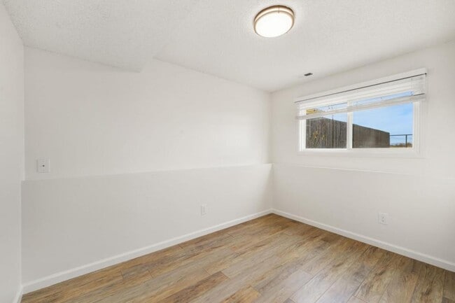 Building Photo - 569 S Edinburgh Dr