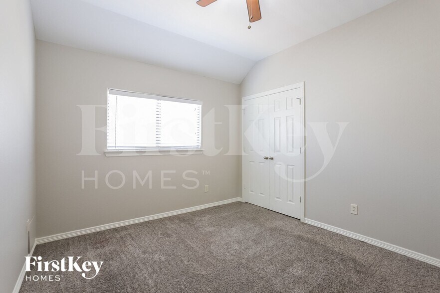 Building Photo - 8015 N Tarrytown Crossing Dr