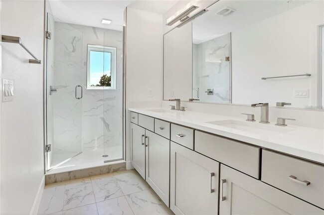 Building Photo - 212 E Pineloch Ave