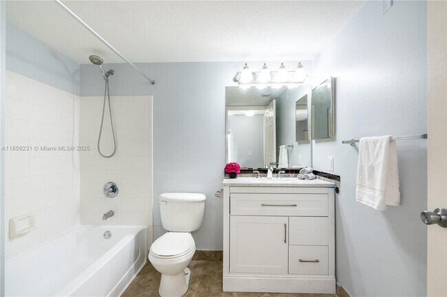 Building Photo - 1308 Villa Cir