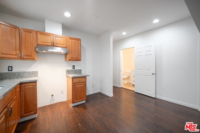 Building Photo - 1530 5th Ave