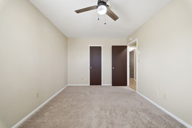 Building Photo - Spacious 4 bedroom/2 Bath Ranch Style Home