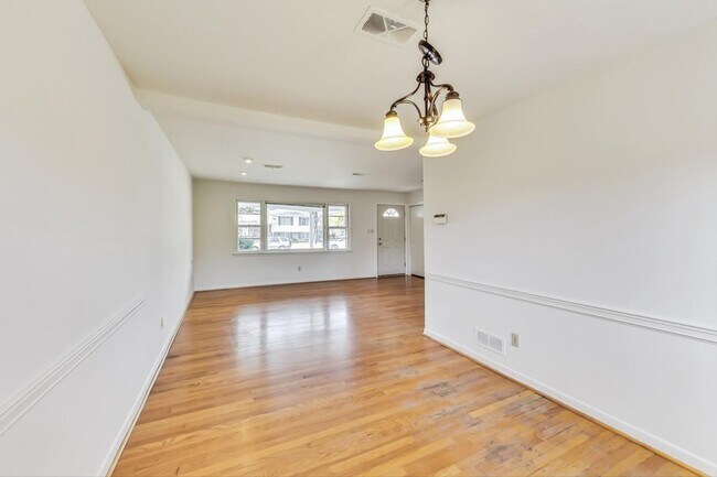 Building Photo - Fantastic in Frederick! Spacious 4 level Split -- 4 beds + 1 Full and 2 half baths