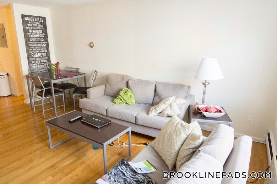 Building Photo - 110 Babcock St