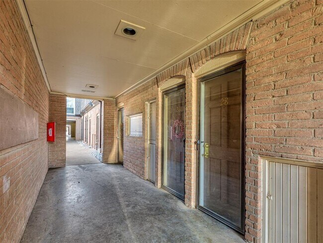 Building Photo - 6100 N Brookline Ave