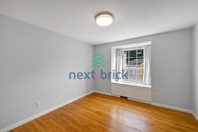 Building Photo - "Spacious 4-Bedroom Retreat with 2.5 Baths in Charming Sammamish Setting"