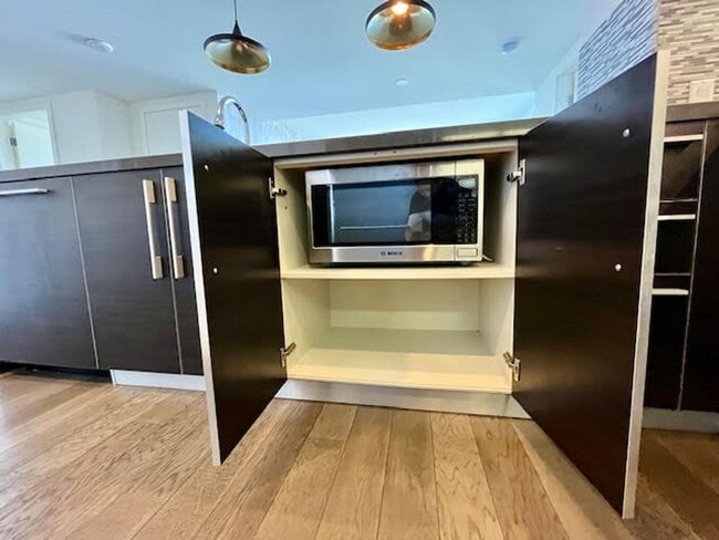 Building Photo - City living at its best! 2 BR/2 BA @ the M...