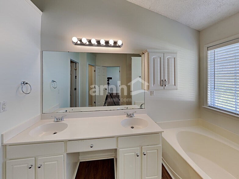 Building Photo - 13003 Shannon Park Ln