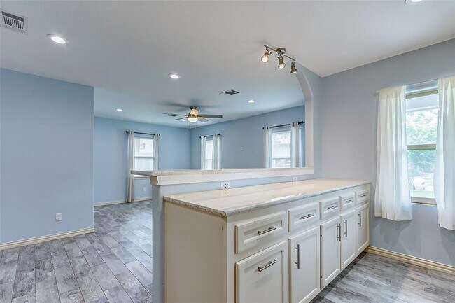 Building Photo - 8020 Bendell Dr