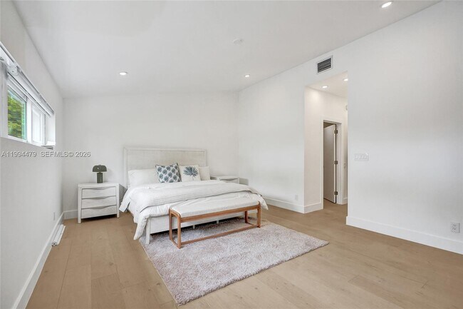 Building Photo - 12478 N Bayshore Dr