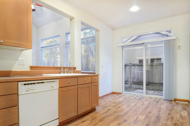 Building Photo - Inviting 3-Bedroom Home with Open Den in R...