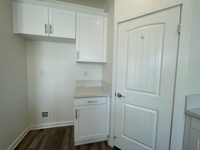 Building Photo - $1,000 Off 2nd Month’s Rent! 5-Bedroom Hom...