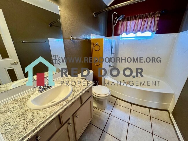 Building Photo - 3 bedroom Condo in ideal location