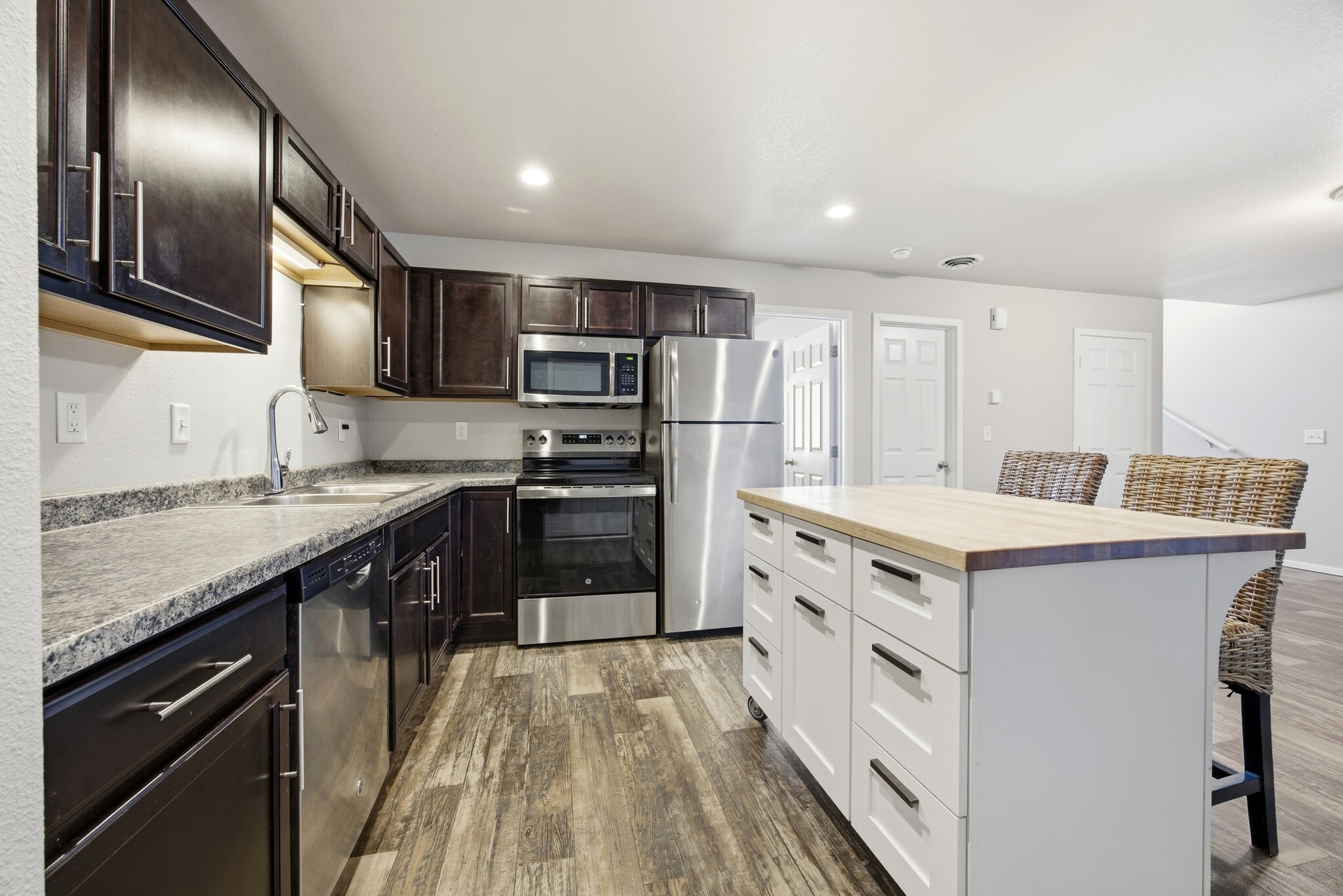 Building Photo - 4304 Estate Dr S