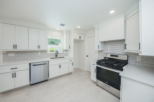 Building Photo - 5221 Libbey Dr