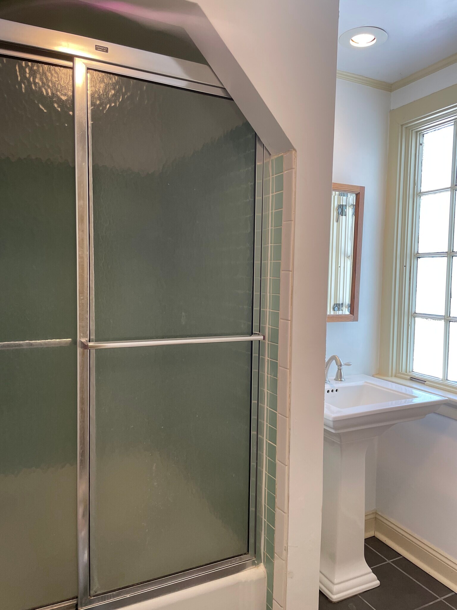 Building Photo - 20 E Sharon Rd