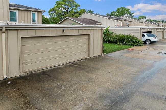 Building Photo - 2387 Crescent Park Dr