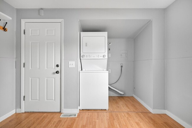 Building Photo - 2 Bedroom, 1 Bathroom Available!