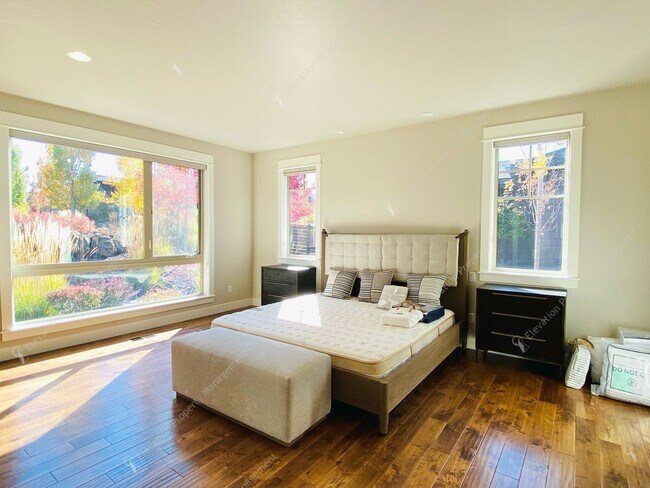 Building Photo - Luxury Single-Level 3BR - 3.5BA Living in Tetherow