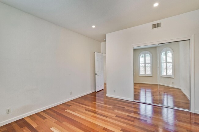 Building Photo - Beautiful and spacious 3 bedroom 2.5 bath ...