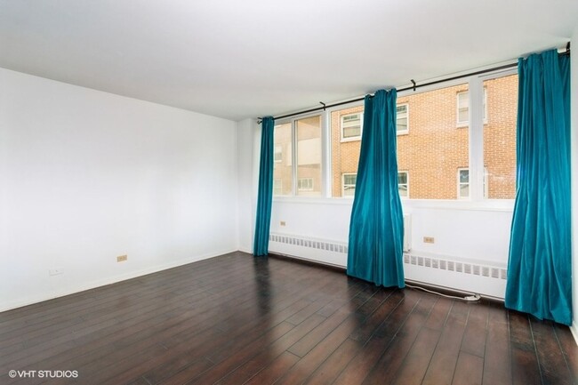 Building Photo - Large 1 Bed/Bath Evanston Condo with TWO P...