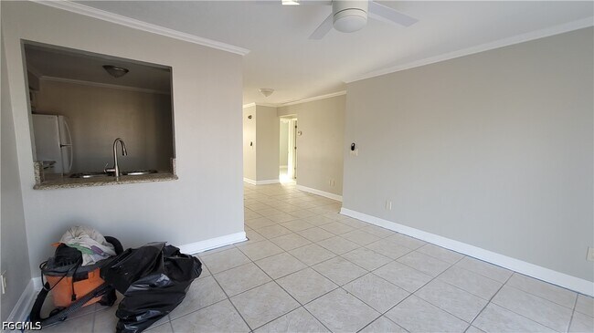 Building Photo - 4404 Santa Barbara Blvd S