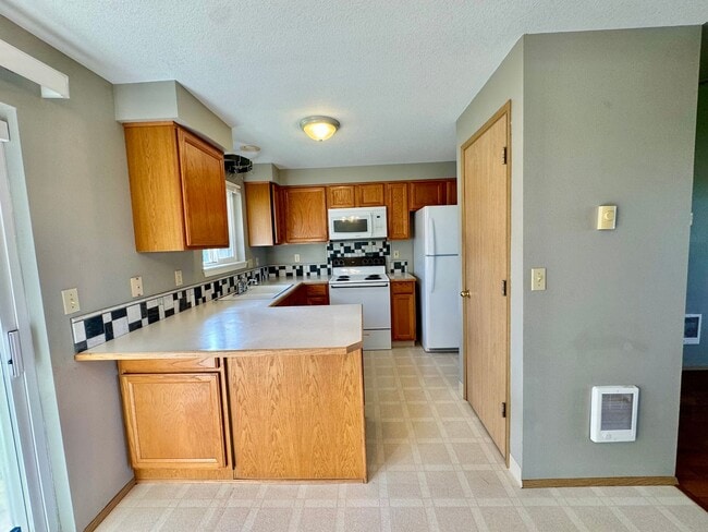 Building Photo - Adorable Quiet park like setting in fruit valley sunsets with landscaping provided