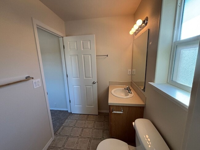 Building Photo - 3 Bedroom 2.5 Bath Duplex