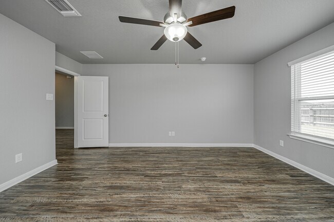 Building Photo - 536 Fallbrook Dr