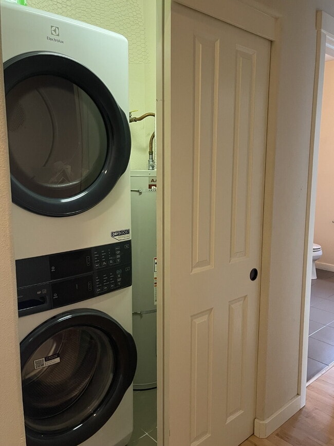 Building Photo - 1 Bedroom, 1 Bathroom Condo with Modern Kitchen and Hardwood Floors