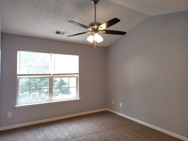 Building Photo - Pristine 2 Story townhome located in the Bennington Place Community!