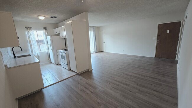 Building Photo - 526 S St Andrews Pl