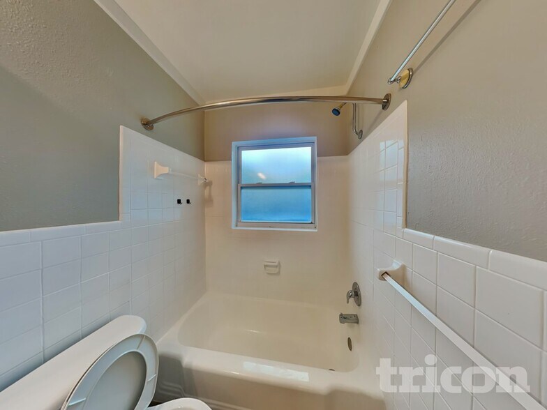 Building Photo - 615 5th Ave N