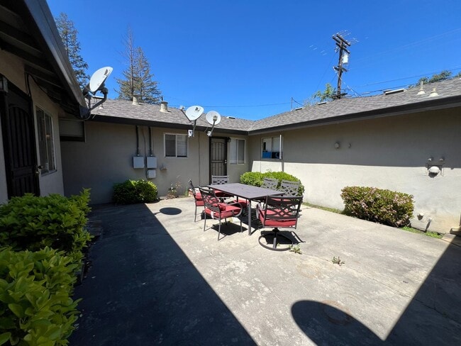 Building Photo - Single story one bedroom unit with covered carport!