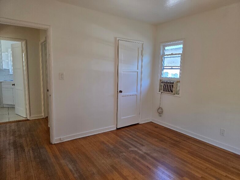 Building Photo - 10917 Moorpark St