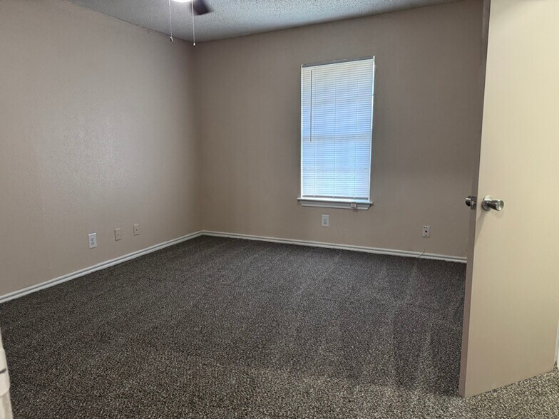 Building Photo - 1379 Sylvan Dr