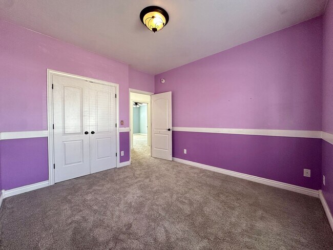 Building Photo - Stunning 6 Bed / 3 Bath | Great Location | Expansive Living Space