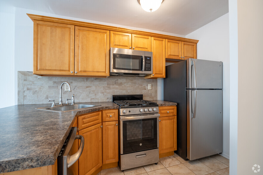 2.5 Room Studio - Kitchen - Westover House